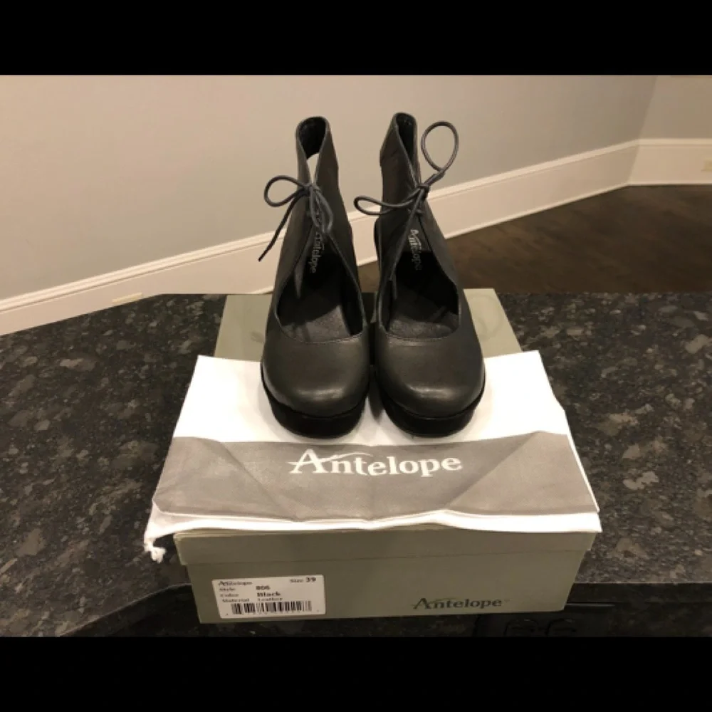 Antelope black leather